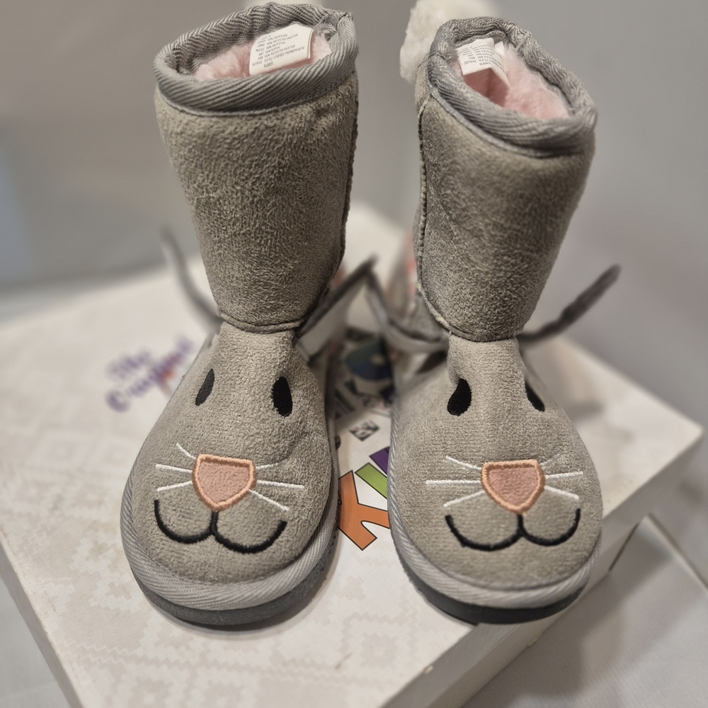 Muk Luks Kids Gray Bunny Boots with Pink Lining Furry Tail Size 9 Super Cute.